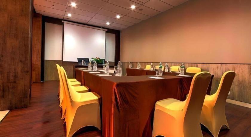 Plan B Hotel Padang  Dış mekan fotoğraf