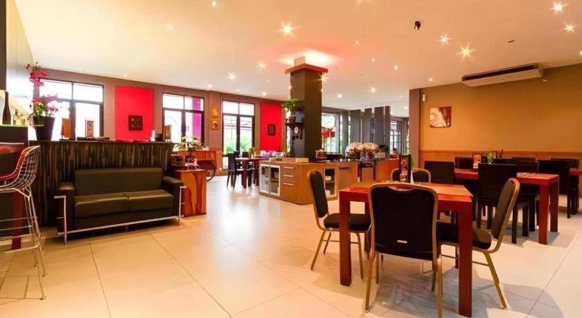 Plan B Hotel Padang  Dış mekan fotoğraf