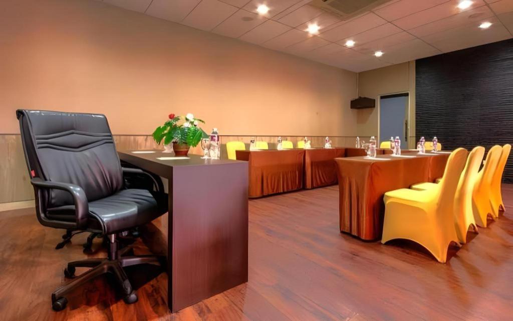 Plan B Hotel Padang  Dış mekan fotoğraf