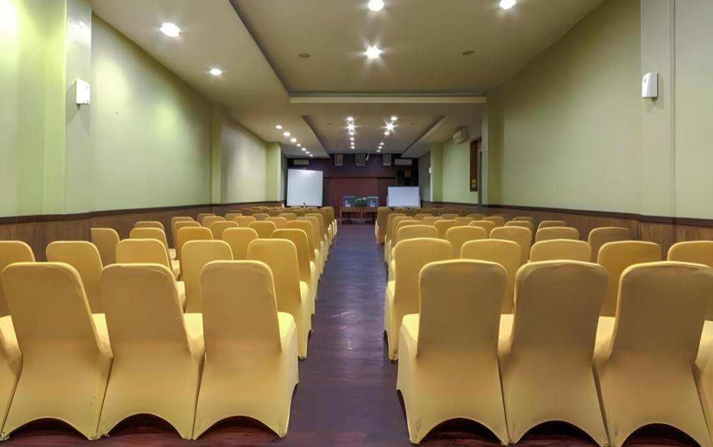 Plan B Hotel Padang  Dış mekan fotoğraf