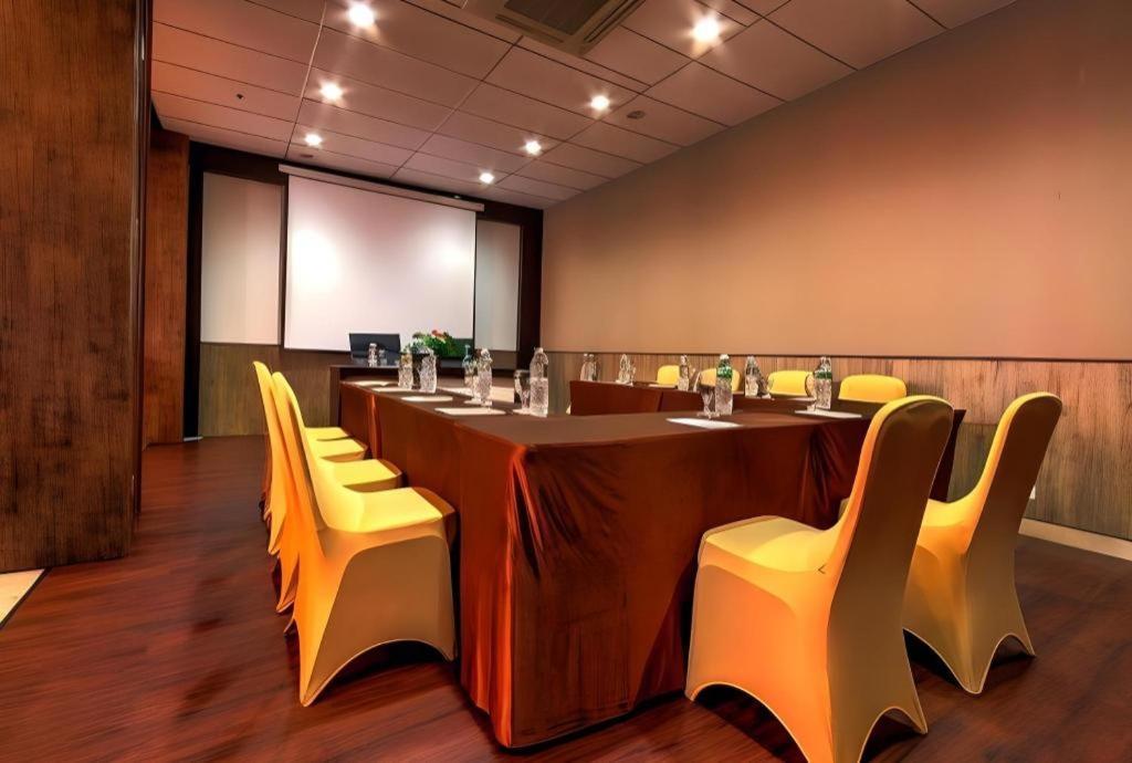 Plan B Hotel Padang  Dış mekan fotoğraf