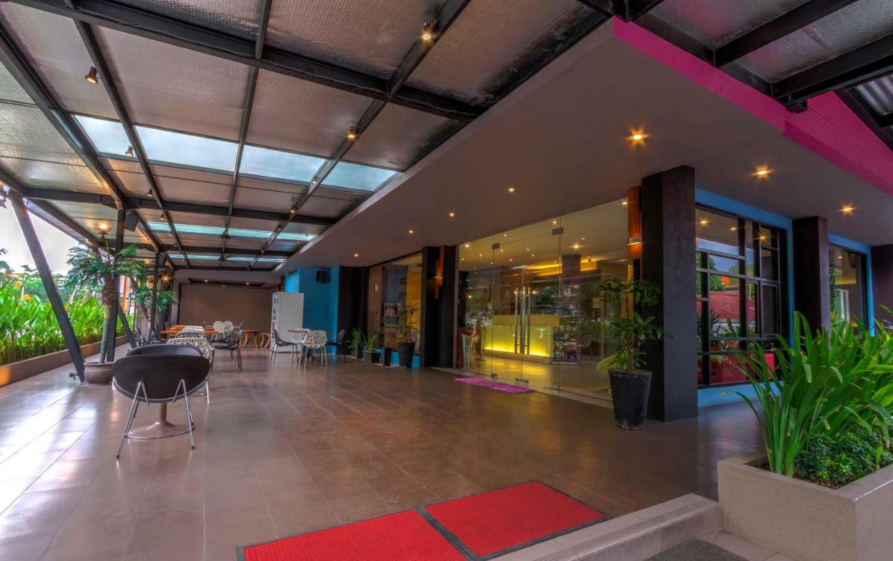 Plan B Hotel Padang  Dış mekan fotoğraf